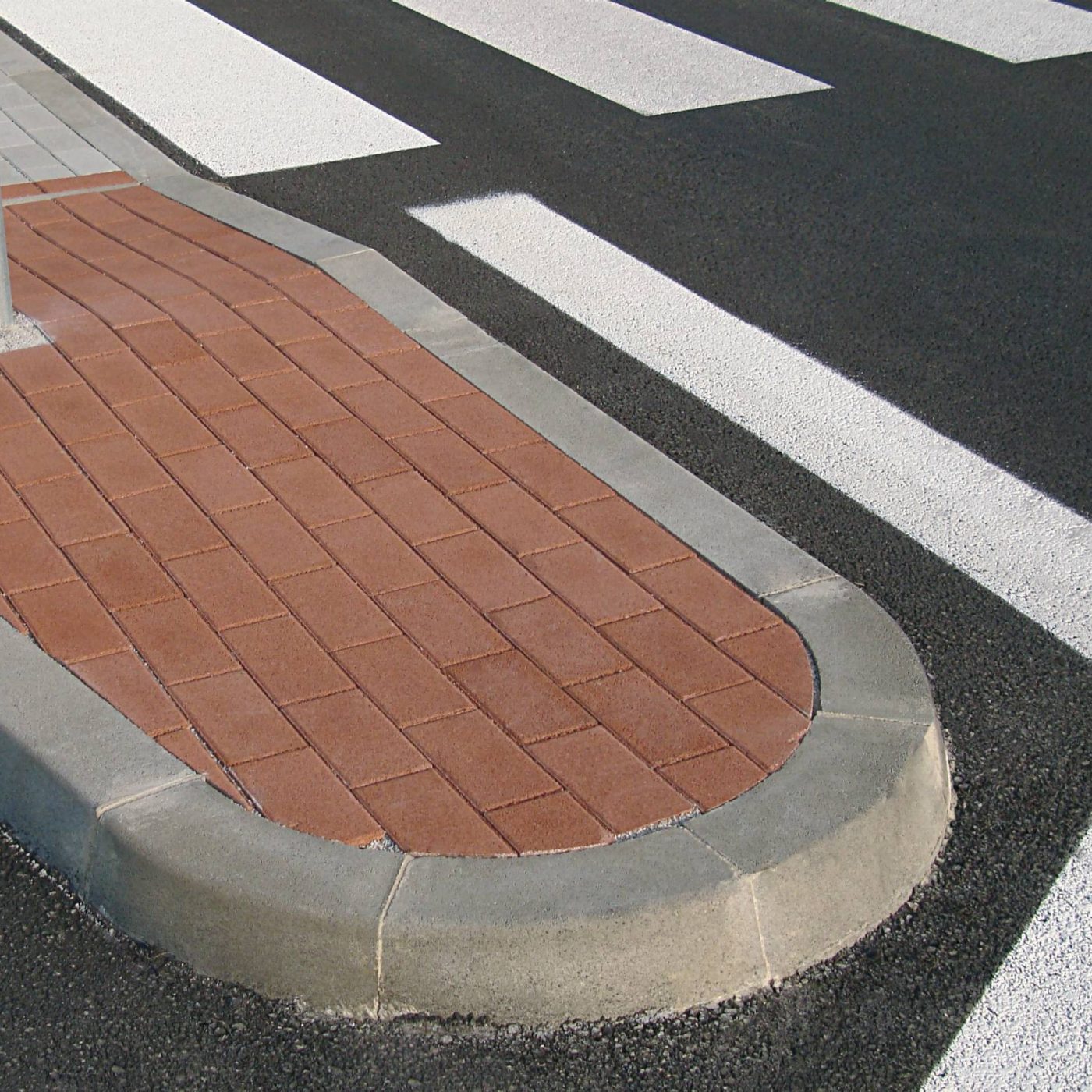 reference Silniční obrubník oblý vnější šedá