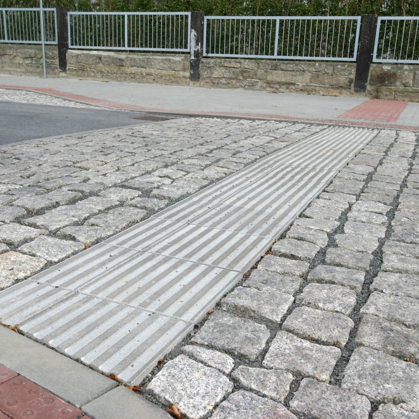 Foto realizace dlažba Dlažba pro nevidomé s drážkou šedá