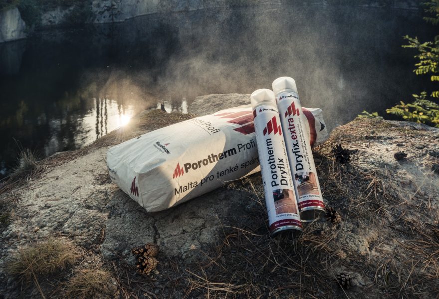 Fotografie produktů v přírodě v lese a u lomu - malta Porotherm Profi, zdicí pěna Porotherm Dryfix a lepidlo pro zdění Porotherm Dryfix.extra