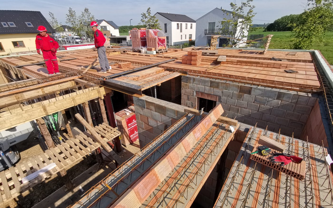 Fotografie z ukládání stropních nosníků a Stojkování vložky | Vzorový e4 dům | Wienerberger