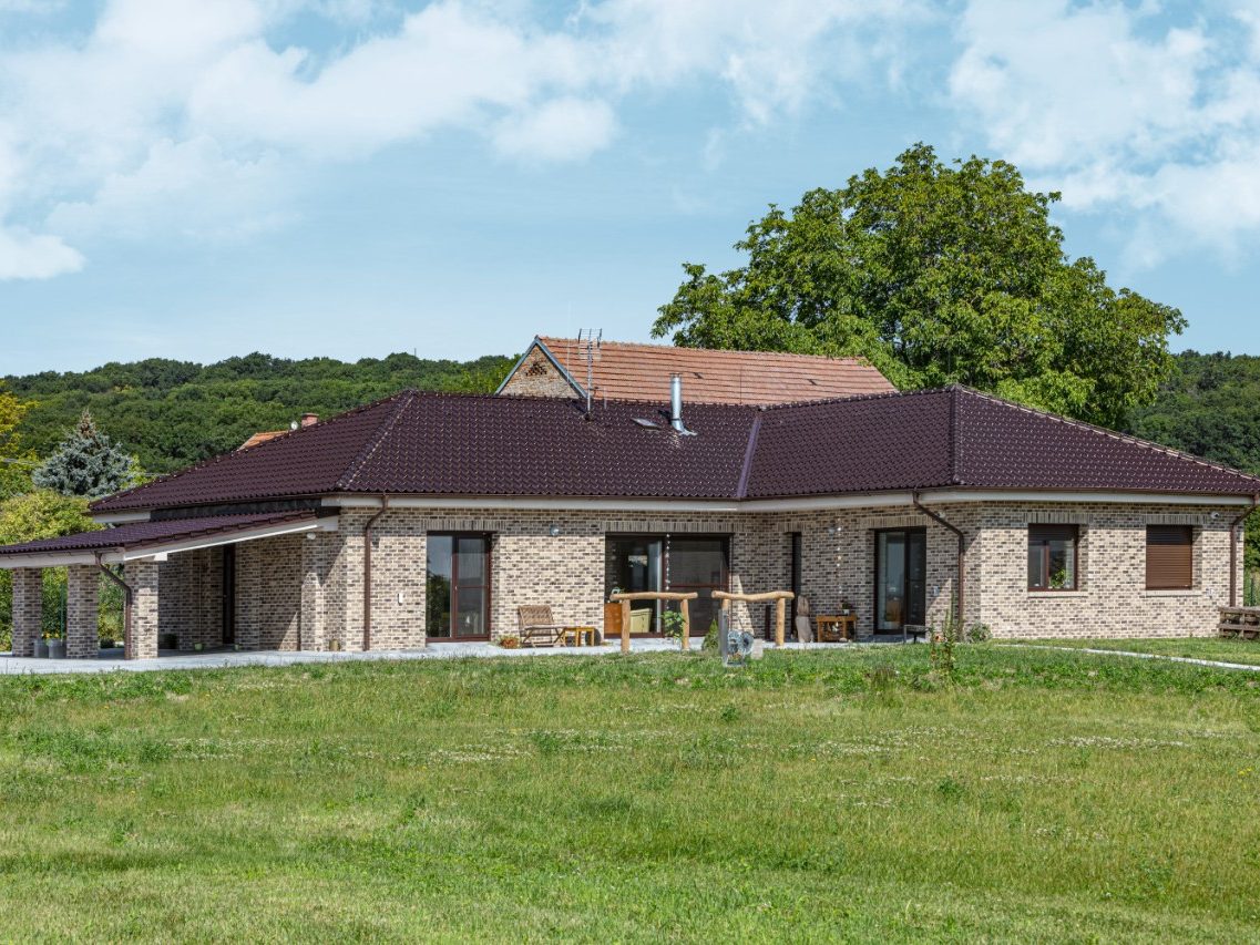 Náš zdravý domov - reference s cihlami Porotherm a střešní taškou Tondach