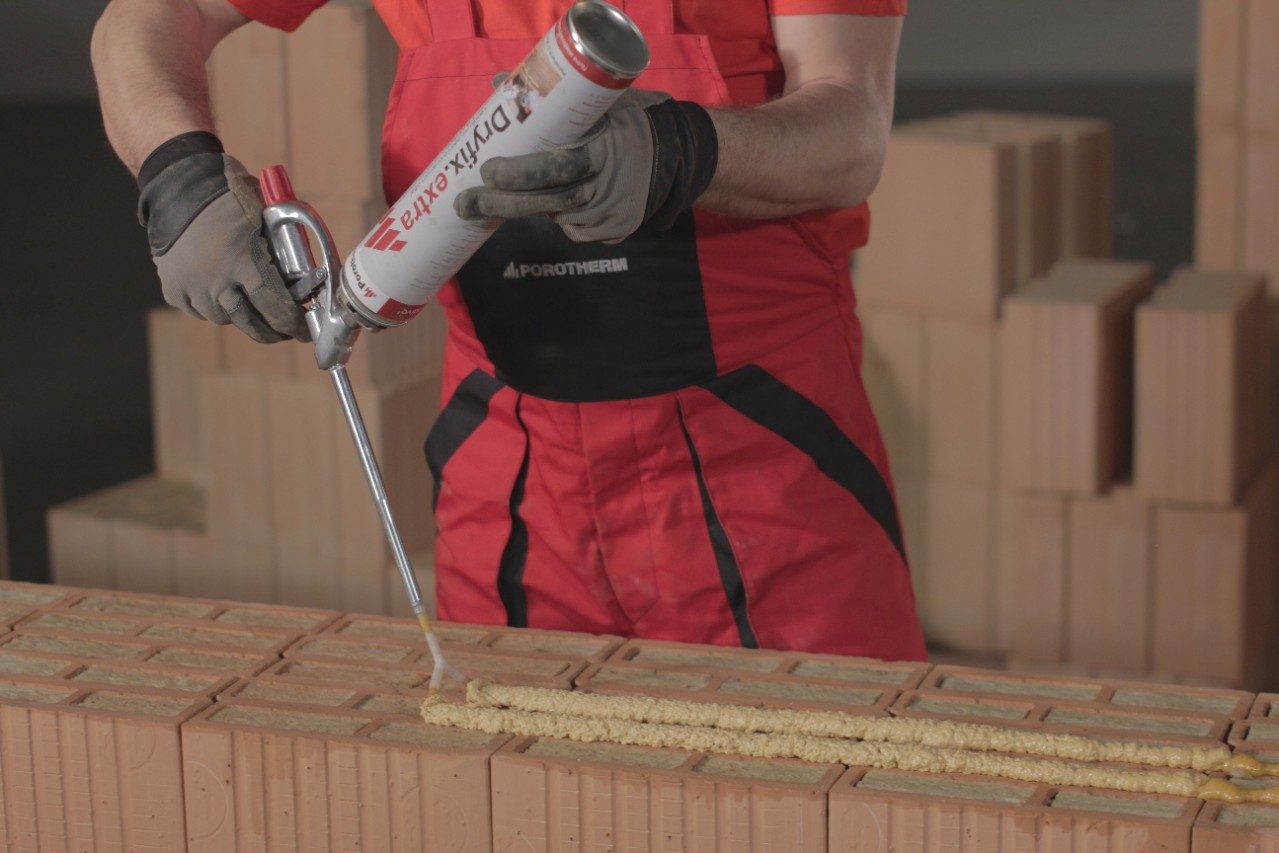 Bricklayer laying Porotherm bricks with Porotherm Dryfix extra