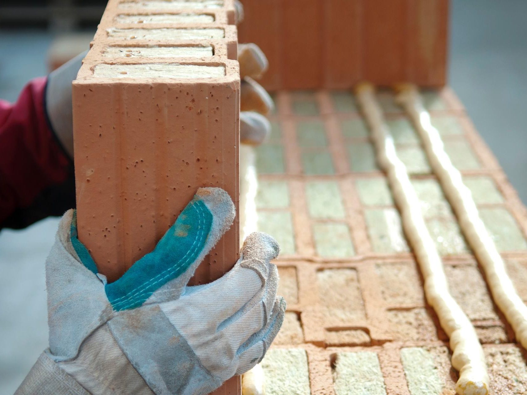 Zdění zdiva plněného minerální vatou na pěnu Drafix.extra