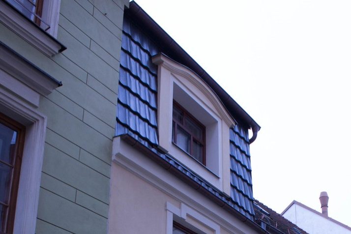 Rekonstrukce domu - po přizdění lemování okna a pokládce krytiny Tondach - Stodo