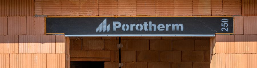 Roletové překlady nad okna pro ochlazení bytu