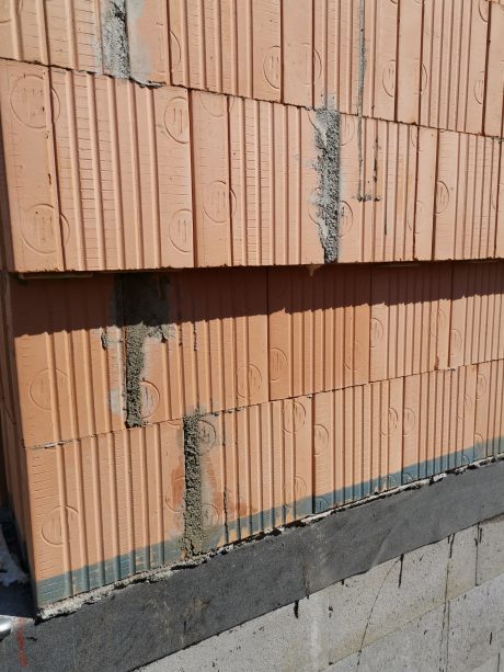 Fotografie z soklu a úprav mezi cihlami | Vzorový e4 dům | Wienerberger