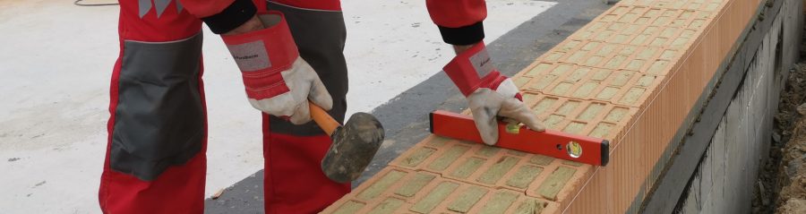 Zakládání zdiva - položení první vrstvy - založení zdiva | Vzorový e4 dům | Wienerberger