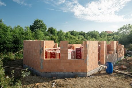 Hrubá stavba z keramických pálených cihel Porotherm