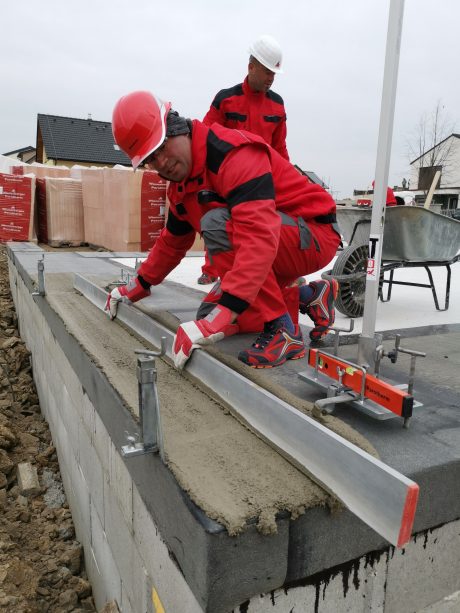 Zakládání zdiva - položení první vrstvy - založení zdiva | Vzorový e4 dům | Wienerberger