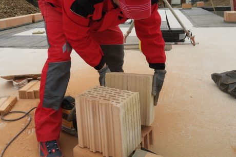 Zakládání zdiva - položení první vrstvy - založení zdiva | Vzorový e4 dům | Wienerberger