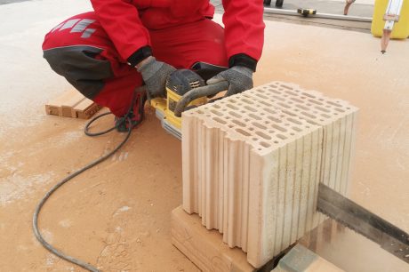 Zakládání zdiva - položení první vrstvy - založení zdiva | Vzorový e4 dům | Wienerberger