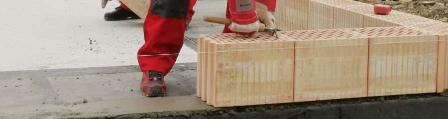 Zakládání zdiva - položení první vrstvy - založení zdiva | Vzorový e4 dům | Wienerberger