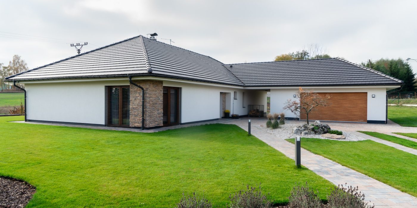 Reference rodinný dům Vroutek 2018 - střešní krytina Tondach Figaro 11 engoba černá & Zdivo Porotherm 38 Profi a Porotherm 25 AKU Z | Wienerberger