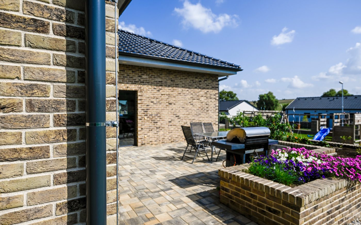 Rodinný dům Středočeský kraj 2022 - bricks Porotherm,  roof tiles Tondach, facing bricks Terca, concrete pavers Semmelrock - Porotherm 38 T Profi, Porotherm 19 AKU Profi, Porotherm 11,5 AKU Profi, Tondach Stodo 12 Břidlicově černá glazura, Terca pásek ABOTE, sv.béžová spárovačka, Semmelrock Citytop Elegant kombi, bíločerná