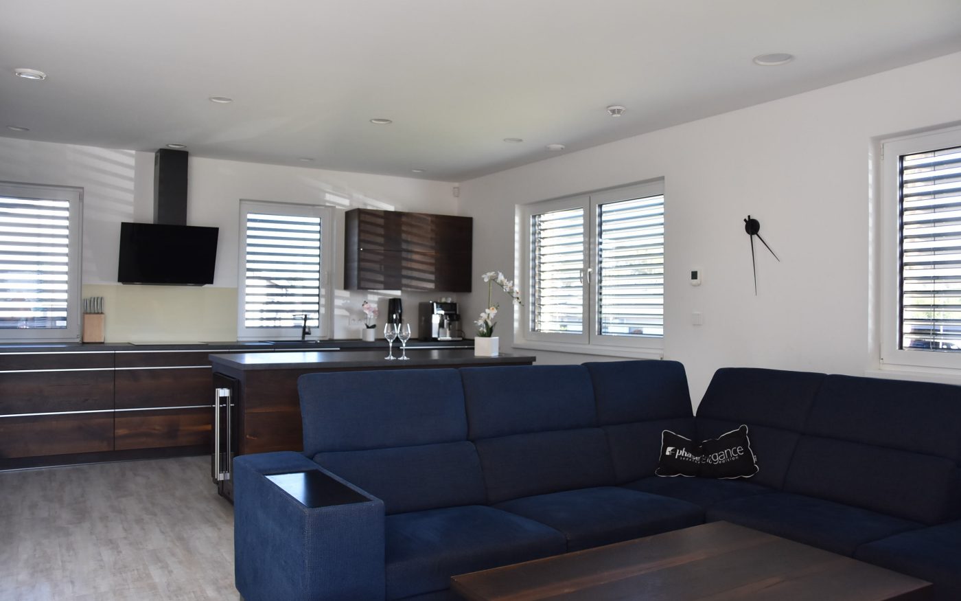 Rodinný dům Středočeský kraj 2022 - cihly Porotherm, střešní tašky Tondach, lícové cihly Terca, betonová dlažba Semmelrock - Porotherm 38 T Profi, Porotherm 19 AKU Profi, Porotherm 11,5 AKU Profi, Tondach Stodo 12 Břidlicově černá glazura, Terca pásek ABOTE, sv.béžová spárovačka, Semmelrock Citytop Elegant kombi, bíločerná