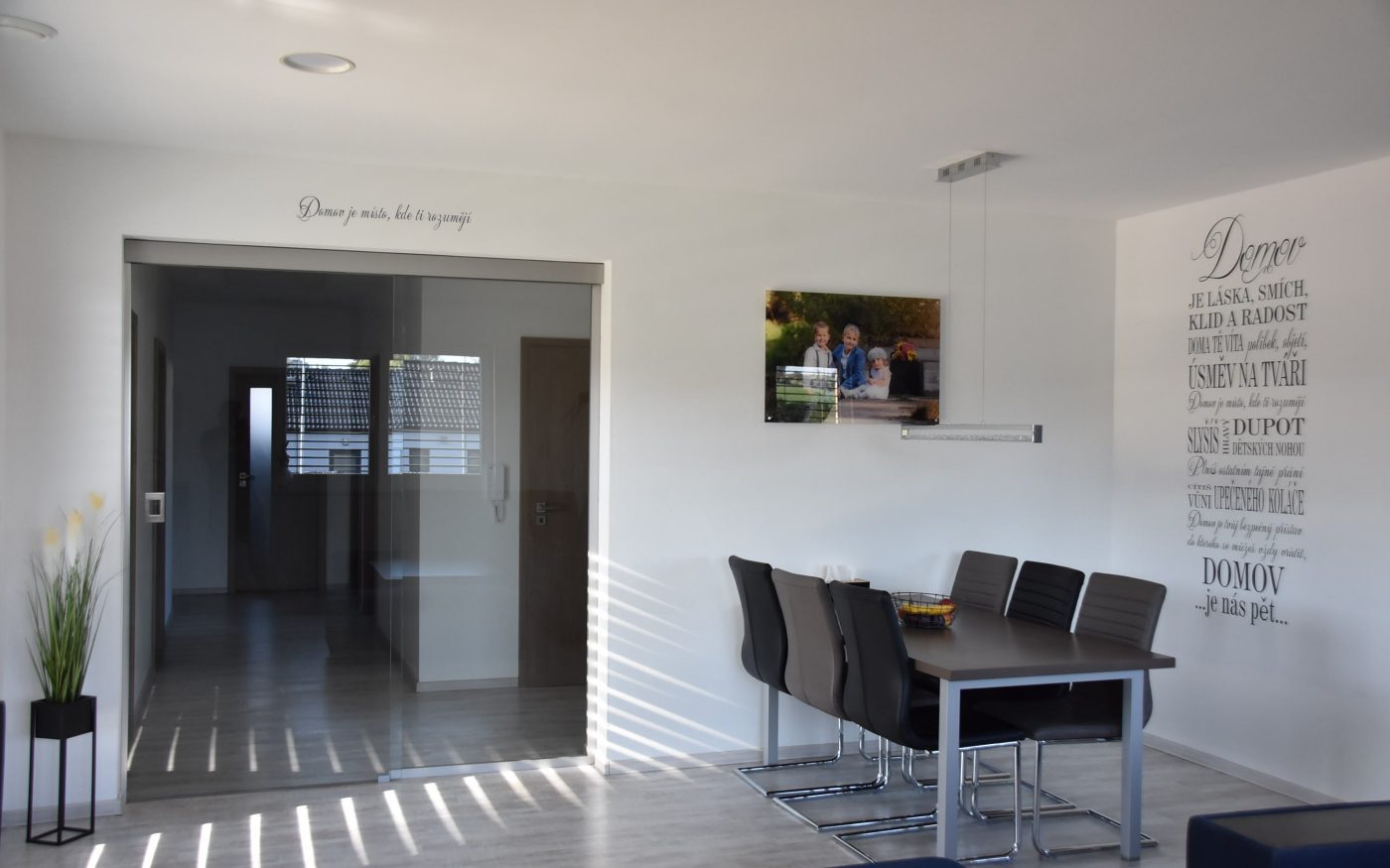 Rodinný dům Středočeský kraj 2022 - cihly Porotherm, střešní tašky Tondach, lícové cihly Terca, betonová dlažba Semmelrock - Porotherm 38 T Profi, Porotherm 19 AKU Profi, Porotherm 11,5 AKU Profi, Tondach Stodo 12 Břidlicově černá glazura, Terca pásek ABOTE, sv.béžová spárovačka, Semmelrock Citytop Elegant kombi, bíločerná