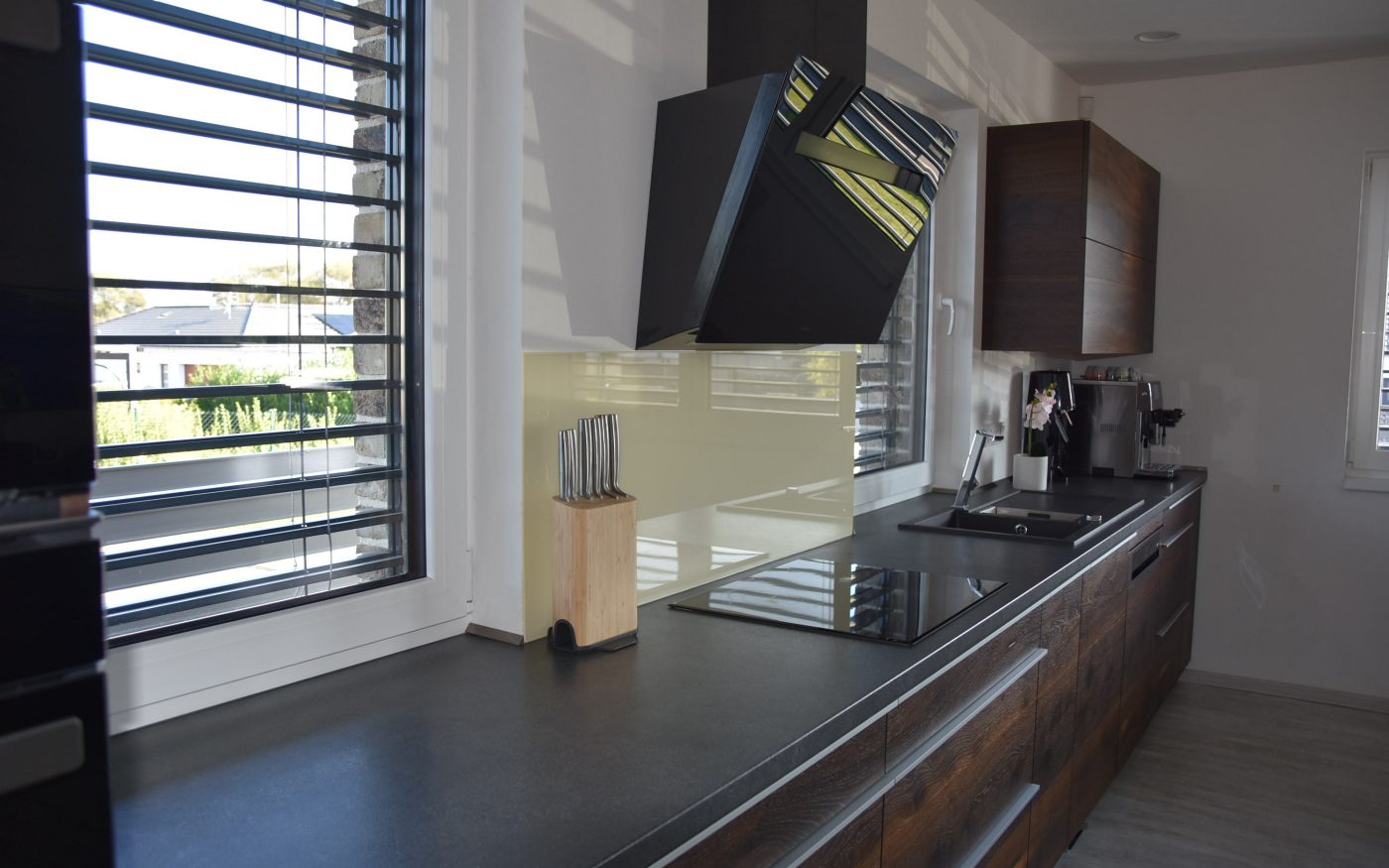 Rodinný dům Středočeský kraj 2022 - cihly Porotherm, střešní tašky Tondach, lícové cihly Terca, betonová dlažba Semmelrock - Porotherm 38 T Profi, Porotherm 19 AKU Profi, Porotherm 11,5 AKU Profi, Tondach Stodo 12 Břidlicově černá glazura, Terca pásek ABOTE, sv.béžová spárovačka, Semmelrock Citytop Elegant kombi, bíločerná