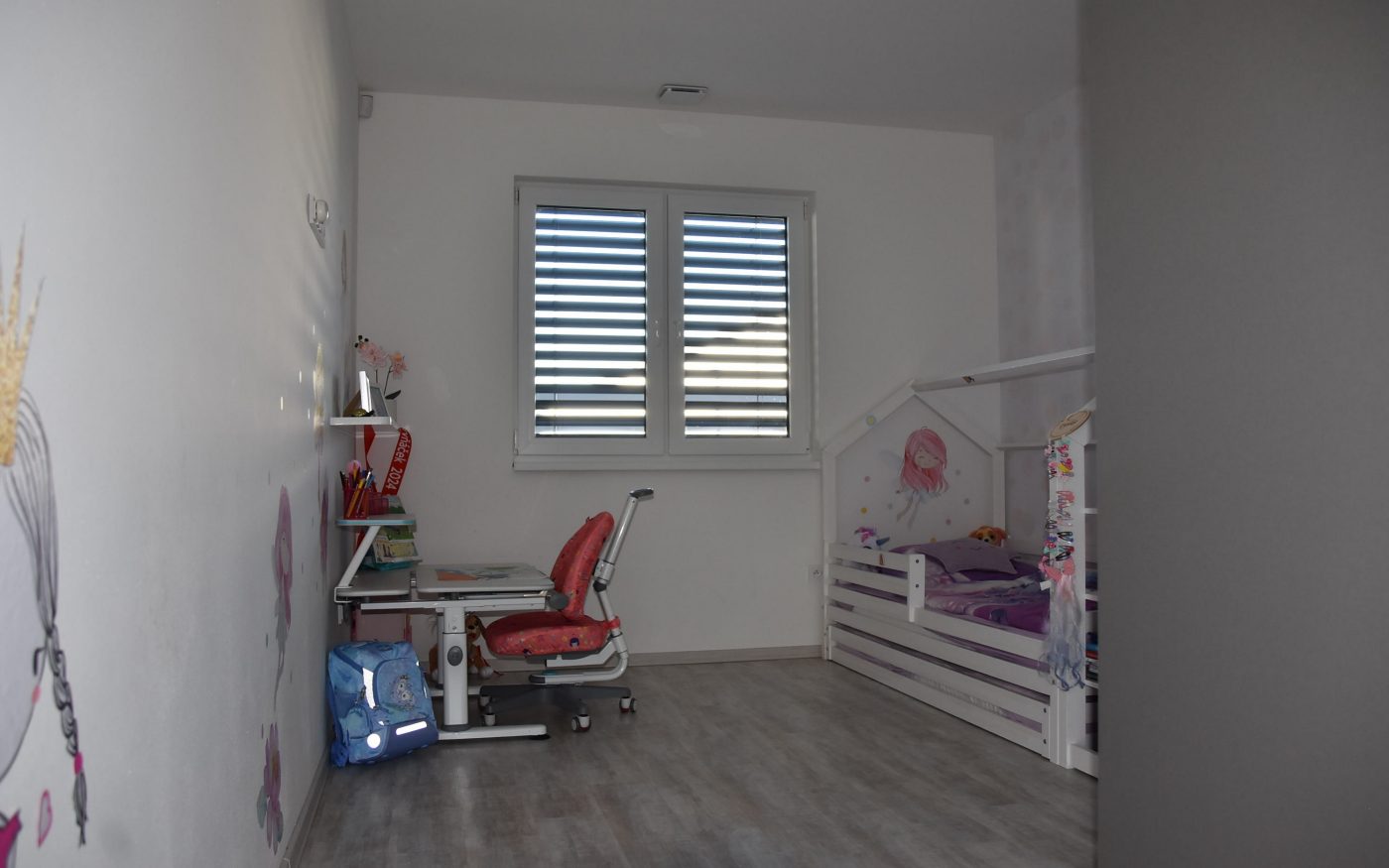 Rodinný dům Středočeský kraj 2022 - cihly Porotherm, střešní tašky Tondach, lícové cihly Terca, betonová dlažba Semmelrock - Porotherm 38 T Profi, Porotherm 19 AKU Profi, Porotherm 11,5 AKU Profi, Tondach Stodo 12 Břidlicově černá glazura, Terca pásek ABOTE, sv.béžová spárovačka, Semmelrock Citytop Elegant kombi, bíločerná