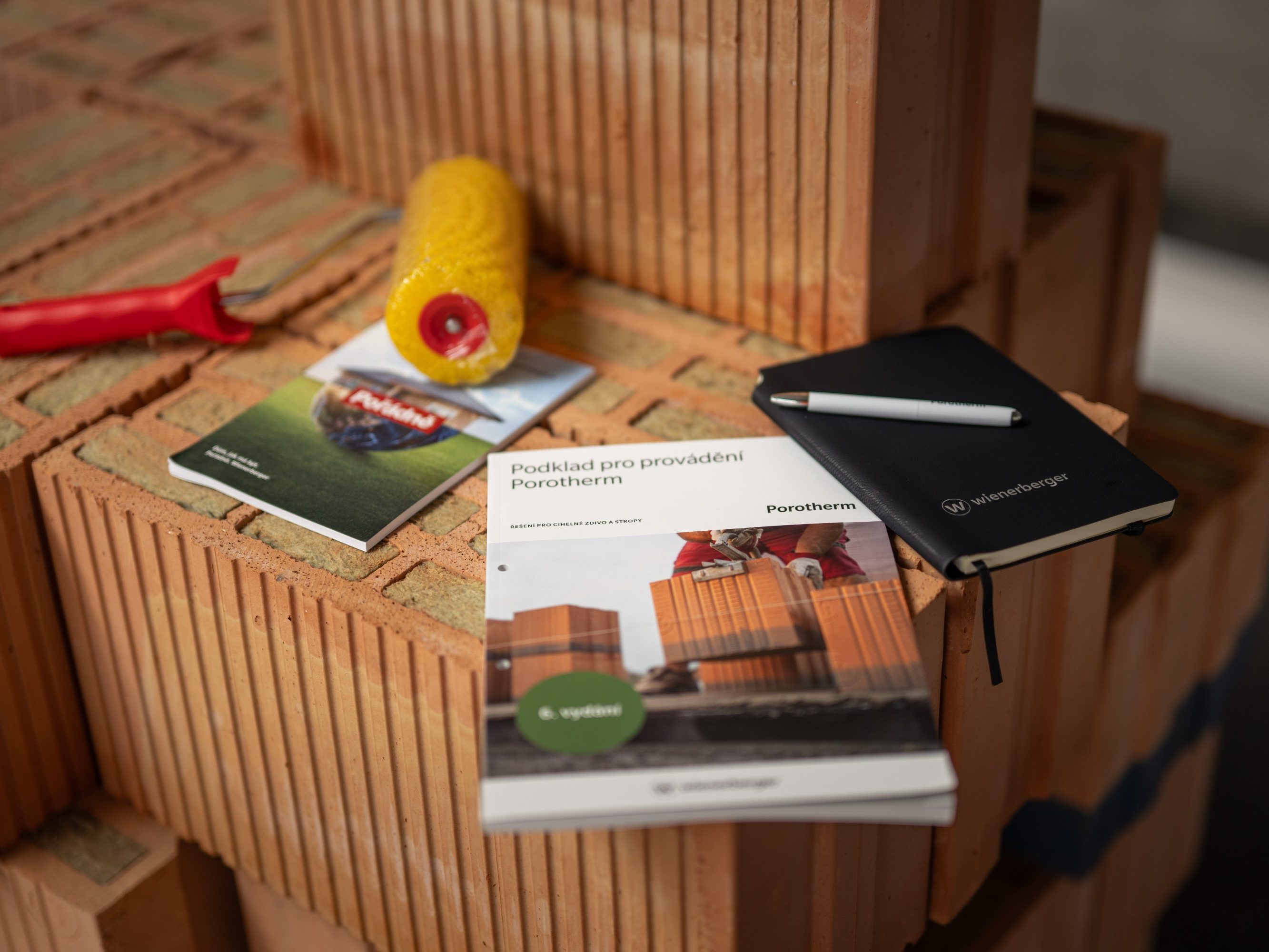 Meření cihly vodováhou